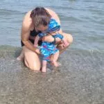 Maneul a 6 mesi al mare con la mamma