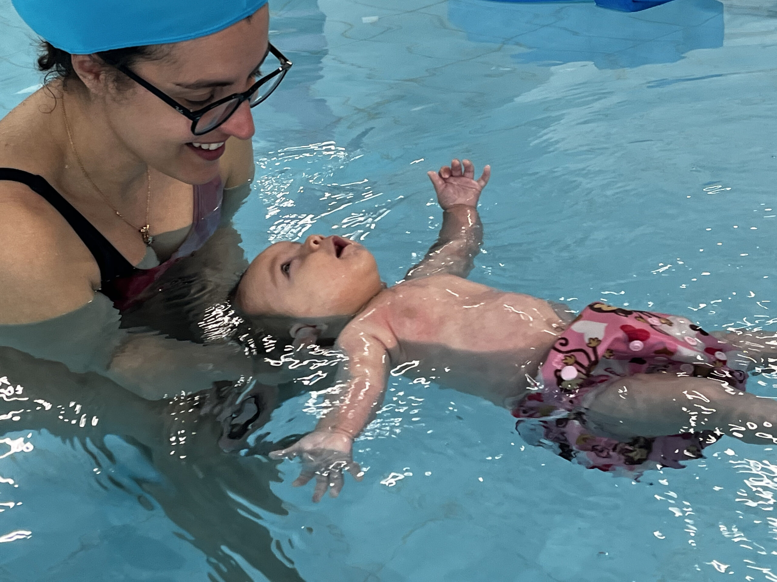 Un Percorso di Crescita e Fiducia: La Nostra Esperienza con Elena e il Family Water Coaching 1 swimbabyswim nuoto neonatale 7 scaled