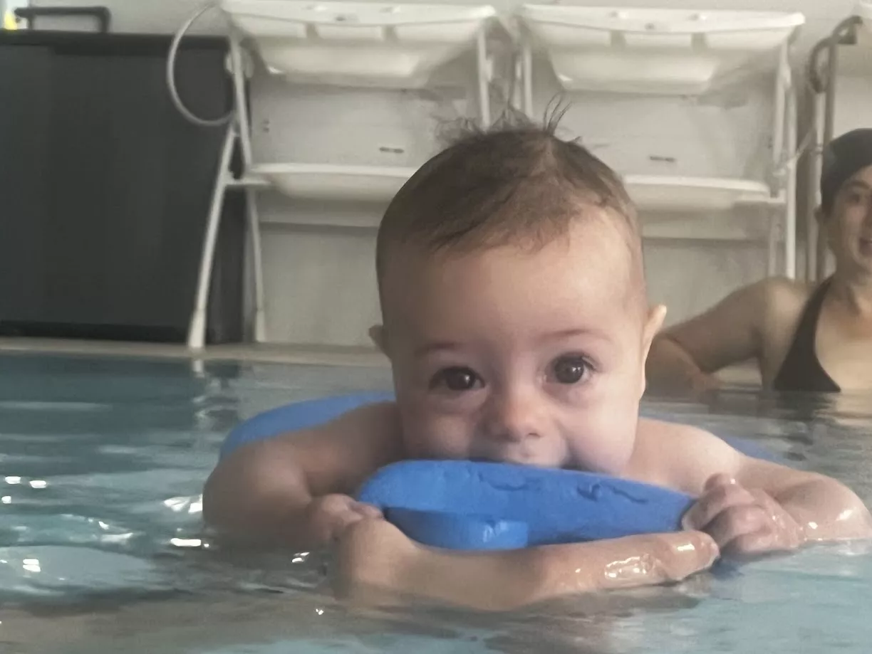 I benefici dell'acquamotricità per un lattante 1 Entrata in acqua SwimBabySwim 2