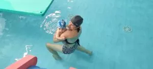 L'entrata in acqua e l'adattamento iniziale del neonato 7 Entrata in acqua SwimBabySwim